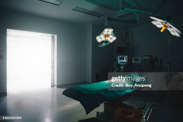 view of an operating room in hospital. - operating room fotografías e imágenes de stock