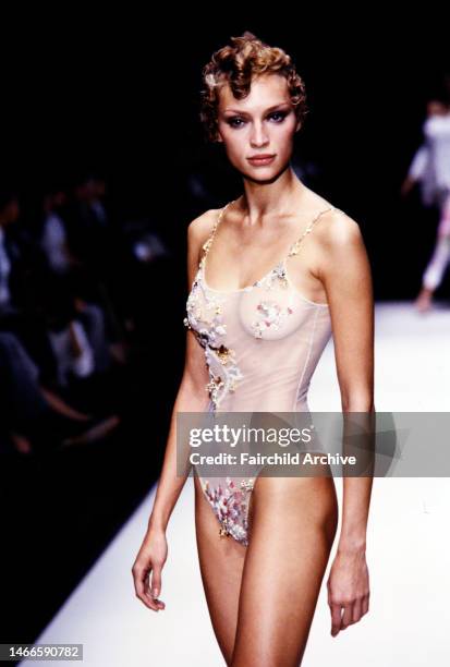 Gianfranco Ferre Spring 2000 Ready To Wear Collection Runway Show