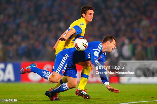 Pablo Ledesma, of Boca Juniors, fight for the ball during the second leg of the Libertadores Cup 2012 semifinals between Universidad de Chile and...