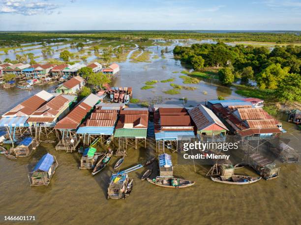 cambodia kampong phluk floating village aerial siem reap - cambodjaanse cultuur stockfoto's en -beelden