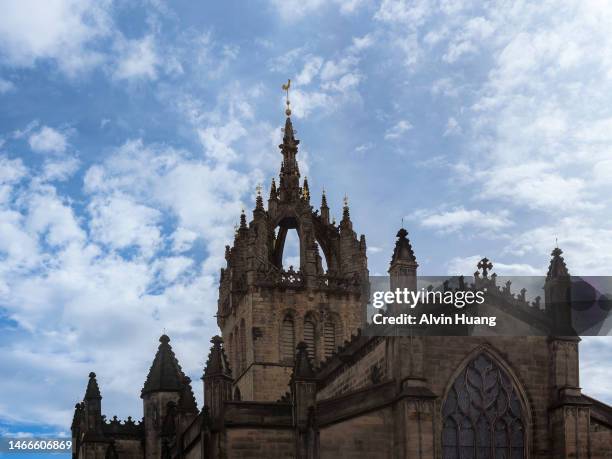 st. giles' cathedral, part of the church of scotland, is located at the midpoint of the royal mile in edinburgh's old town, scotland. - karlsbrücke stock-fotos und bilder