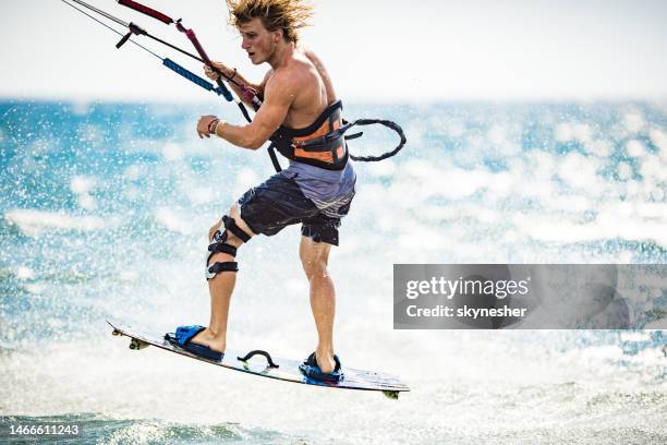 sportlicher mann spaß beim kitesurfen auf dem meer. - kite surf stock-fotos und bilder