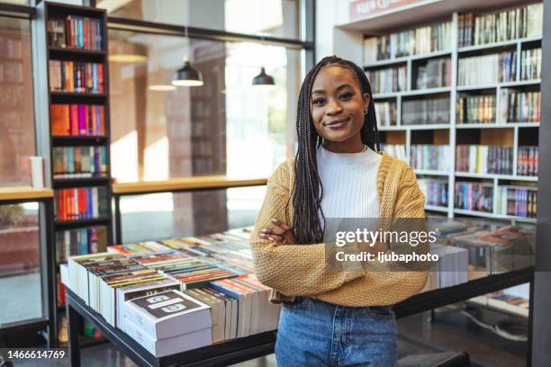 ritratto di allegra bibliotecaria femminile - bibliotecario foto e immagini stock