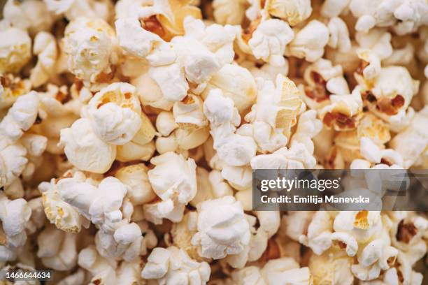 close up of popcorn texture background - palomitas fotografías e imágenes de stock