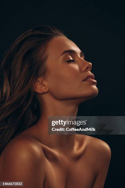 belle femme émotionnelle avec un maquillage naturel - couleur-chair photos et images de collection