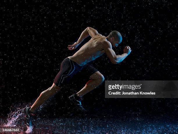 athlete runner running through rain - forward athlete stockfoto's en -beelden