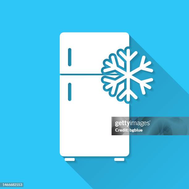 ilustraciones, imágenes clip art, dibujos animados e iconos de stock de nevera con copo de nieve. icono sobre fondo azul - diseño plano con sombra larga - nevera de playa