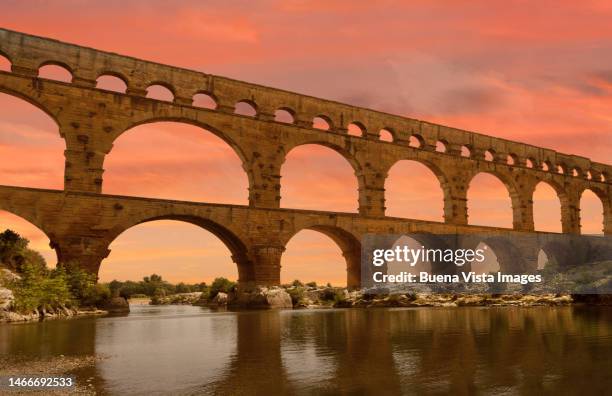 ancient roman aqueduct in south france - gard photos et images de collection