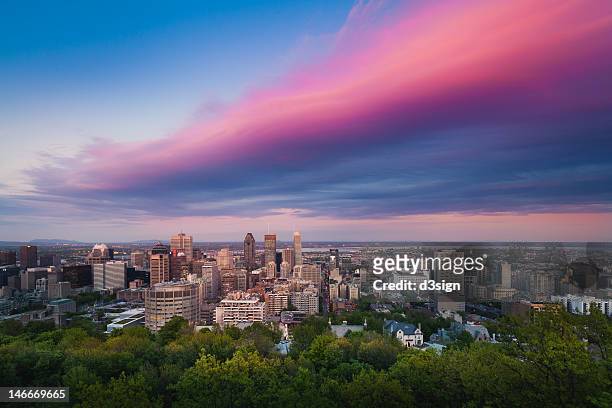 montreal cityscape at dusk - montreal city stockfoto's en -beelden