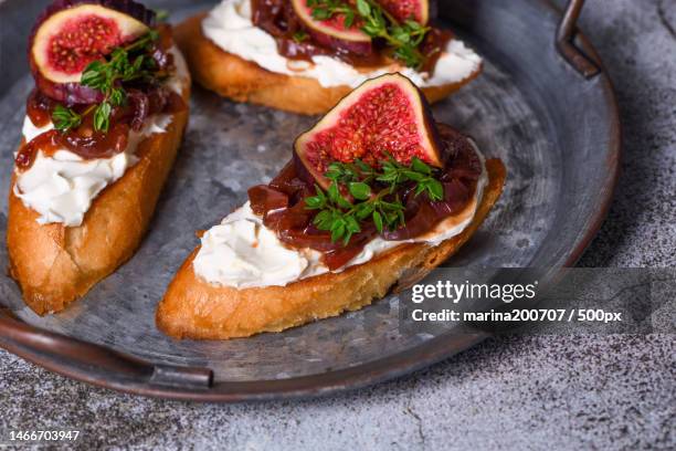 crostini with onion jam,figs and cheese,ukraine - crostini imagens e fotografias de stock