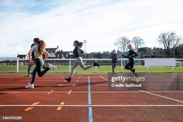 training on the track - secondary school sport stock pictures, royalty-free photos & images