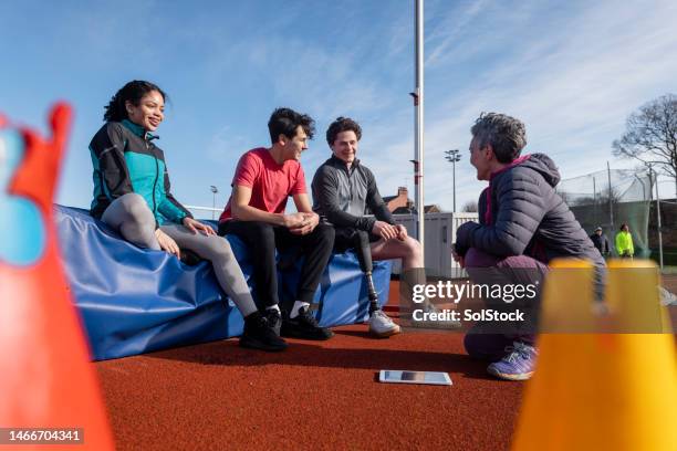 a sit down discussion with coach - womens track stock pictures, royalty-free photos & images
