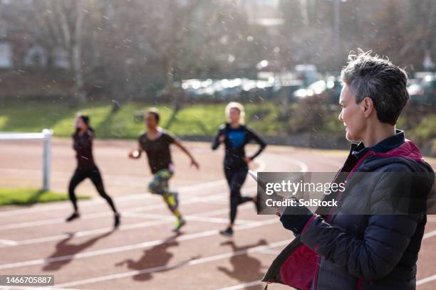 recording running times - treinador desportivo imagens e fotografias de stock