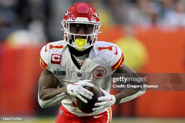 Jerick McKinnon of the Kansas City Chiefs runs the ball against the Philadelphia Eagles during the first quarter in Super Bowl LVII at State Farm...