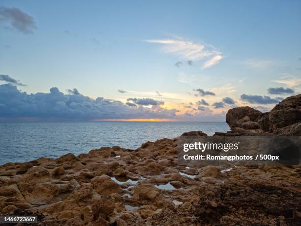 scenic view of sea against sky during sunset,malta - malta wandern stock-fotos und bilder