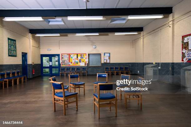 leerer gemeindesaal mit stühlen im kreis - gemeindezentrum stock-fotos und bilder