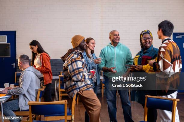 treffen mit freunden im gemeindezentrum - employee support stock-fotos und bilder