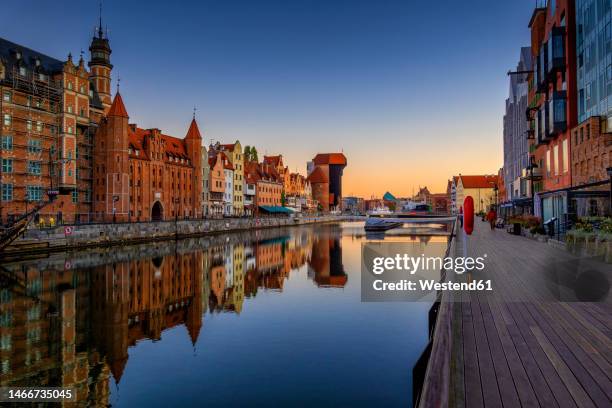 reflection of old town in motlawa river at sunrise - danzig stock-fotos und bilder