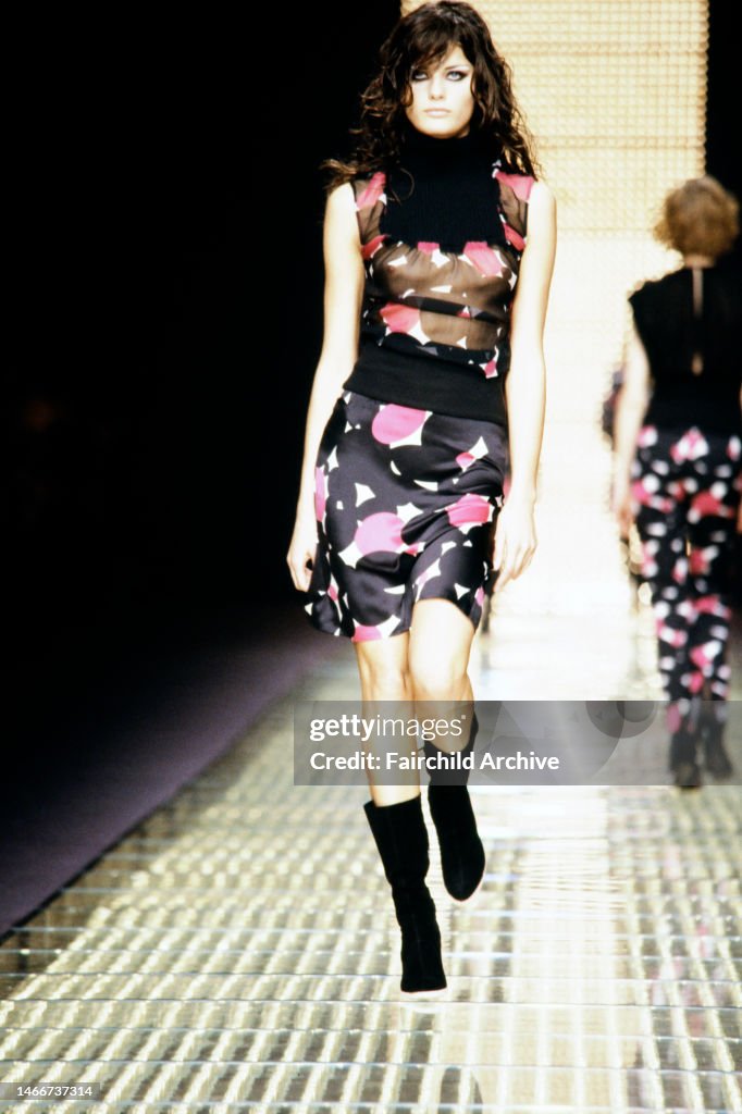 Versace 2001 Collection Model Isabeli Fontana News Photo - Getty Images