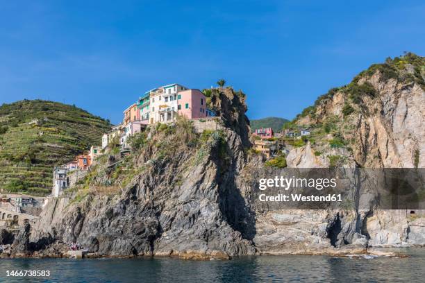italy, liguria, manarola, clifftop houses of coastal village alongcinqueterre - liguria imagens e fotografias de stock