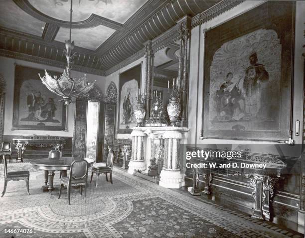 The Chinese Luncheon Room at Buckingham Palace, London, circa 1910. The room is furnished in Chinese regency style with many furnishings taken from...