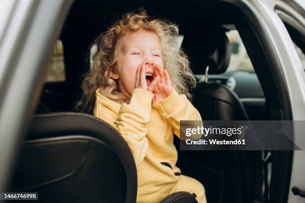 playful girl screaming in car - enfant crier photos et images de collection