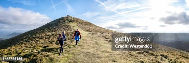 friends hiking on mountain at sunny day - montaña de sugarloaf fotografías e imágenes de stock