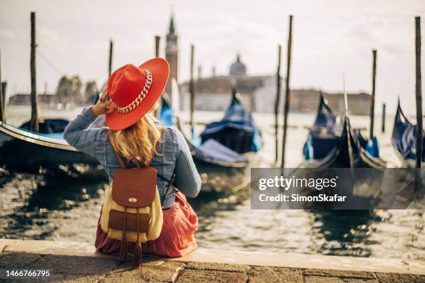 turista con mochila con sombrero y explorando venecia - venecia italia fotografías e imágenes de stock