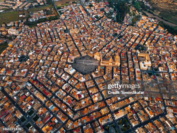 aerial view of a small town grammichele - stad centrum italie stockfoto's en -beelden