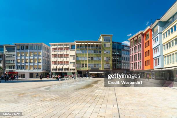 city hall and modern buildings at town square on sunny day, stuttgart, germany - stuttgart duitsland stockfoto's en -beelden