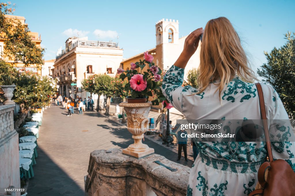 Touriste debout près d’une plante à fleurs devant l’église pendant les vacances