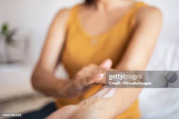 une femme latine suit un traitement hormonal substitutif - hormone photos et images de collection