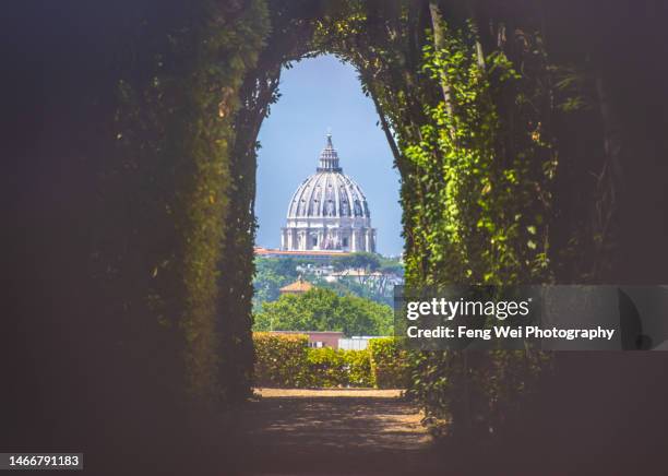 framed view of st. peter's basilica through the keyhole of villa del priorato di malta, rome, italy - looking through keyhole stock pictures, royalty-free photos & images