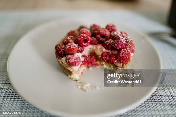 delicious raspberry cake on plate on table - torta de framboesa - fotografias e filmes do acervo