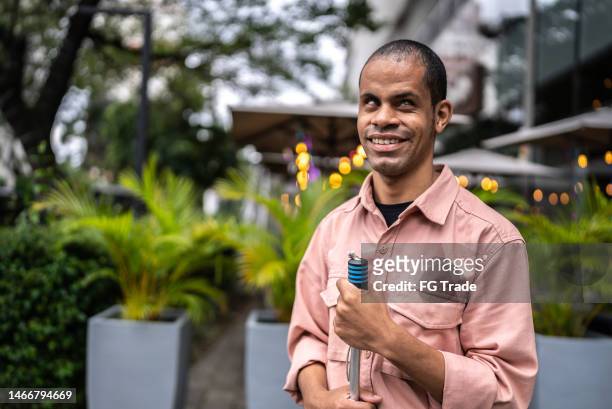 portrait of a visually impaired man in the street - disabilitycollection stockfoto's en -beelden