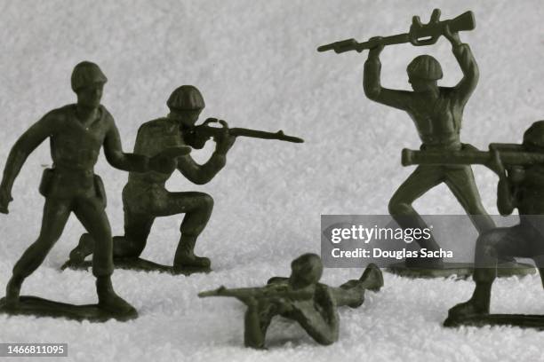 toy soldiers - plastic army men - grupo militante fotografías e imágenes de stock