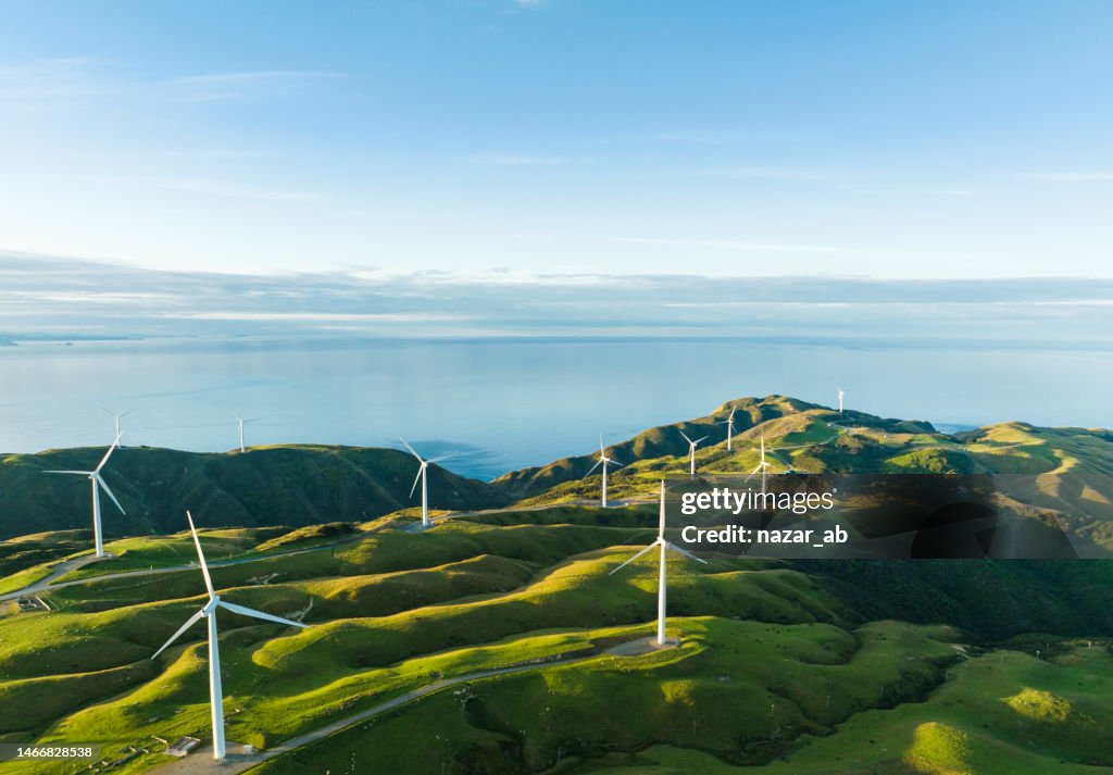 Malerische Landschaft, Windmühlenturbinen.