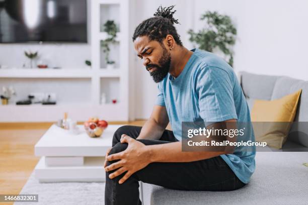 mein knie tötet mich - verstauchung stock-fotos und bilder