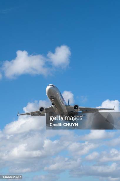 fedex flights - boeing 767 stock pictures, royalty-free photos & images