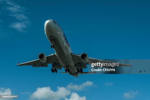 fedex flights - boeing 767 stock pictures, royalty-free photos & images