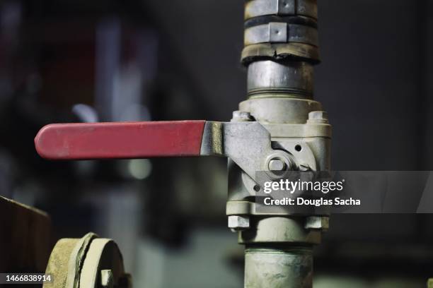 turn handle for a inline pipe valve - machine valve stock pictures, royalty-free photos & images