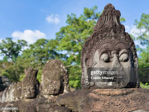 stone face cambodia angkor wat south gate khmer sculptures detail - siem reap stockfoto's en -beelden