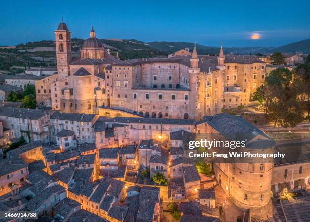 palazzo ducale at night, urbino, italy - urbino fotografías e imágenes de stock