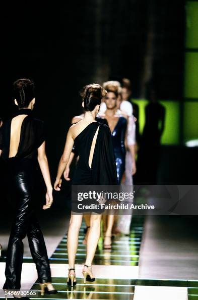 Versace 2001 Collection Versace Spring 2001 Ready to Wear Runway Show News Photo - Getty Images