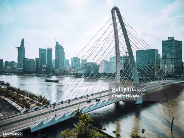 vista aérea del horizonte y el puente de la ciudad de ho chi minh - saigon river fotografías e imágenes de stock