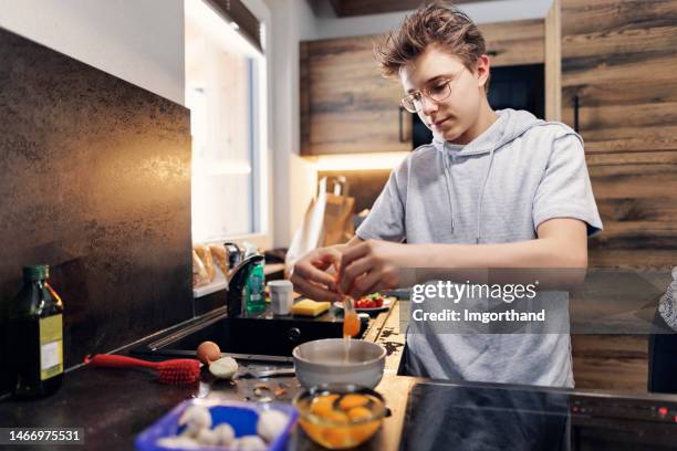 adolescente preparando el desayuno - adolescentes cocinando fotografías e imágenes de stock