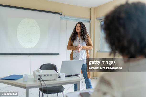 profesor dando clase en la universidad - retroproyector fotografías e imágenes de stock
