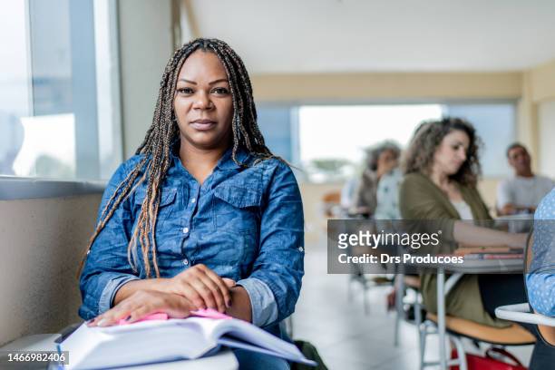 portrait of adult black female student in classroom - 20 to 35 year old in class stock pictures, royalty-free photos & images