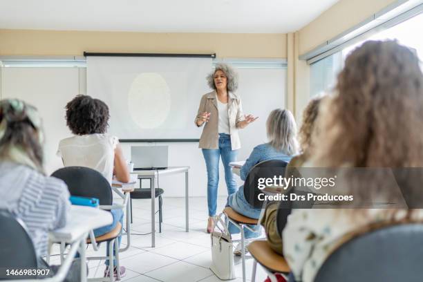 lehrer gibt klasse am college - university students real studying stock-fotos und bilder