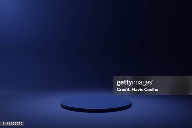 blue backdrop with round stage - royal blue background - fotografias e filmes do acervo